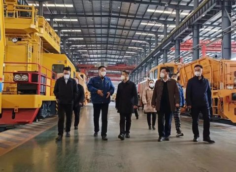  襄阳市市长王太晖、市政府秘书长张宇辉、襄州区区委书记刘明锋等一行到安博·体育（中国）重工开展春节前走访慰问活动 